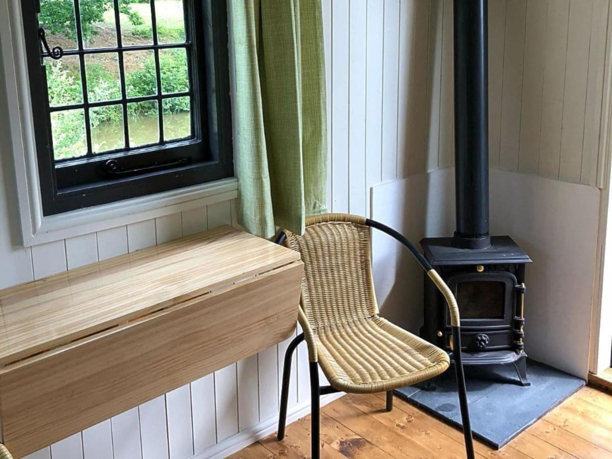 Snug & Secluded Lakeside Shepherds Hut 'Carp' Uckfield Exterior foto