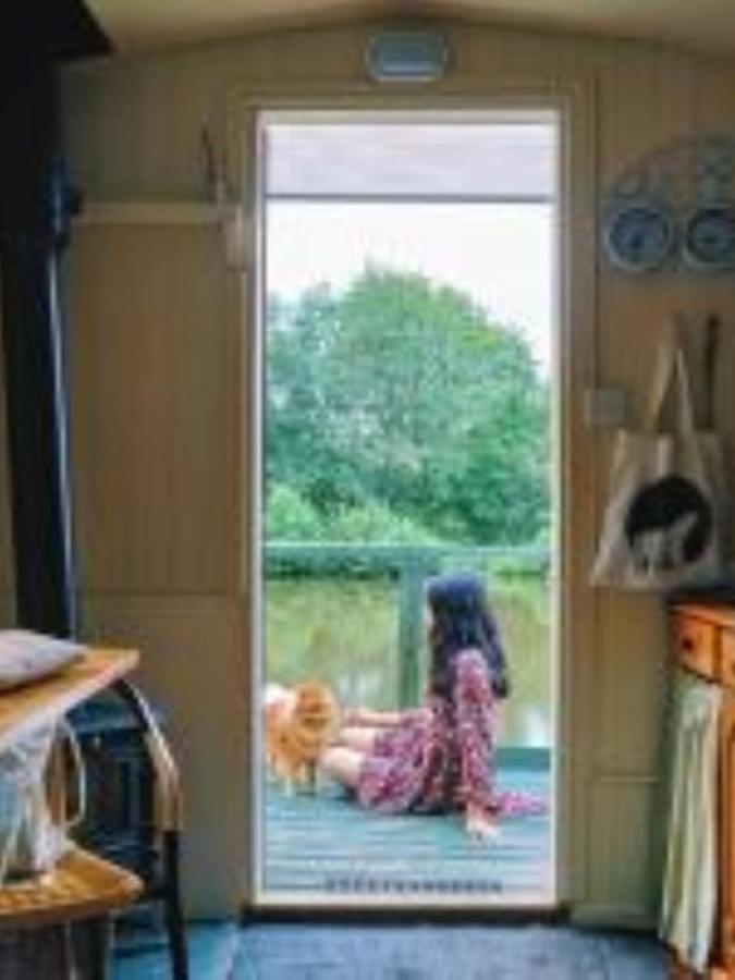Snug & Secluded Lakeside Shepherds Hut 'Carp' Uckfield Exterior foto